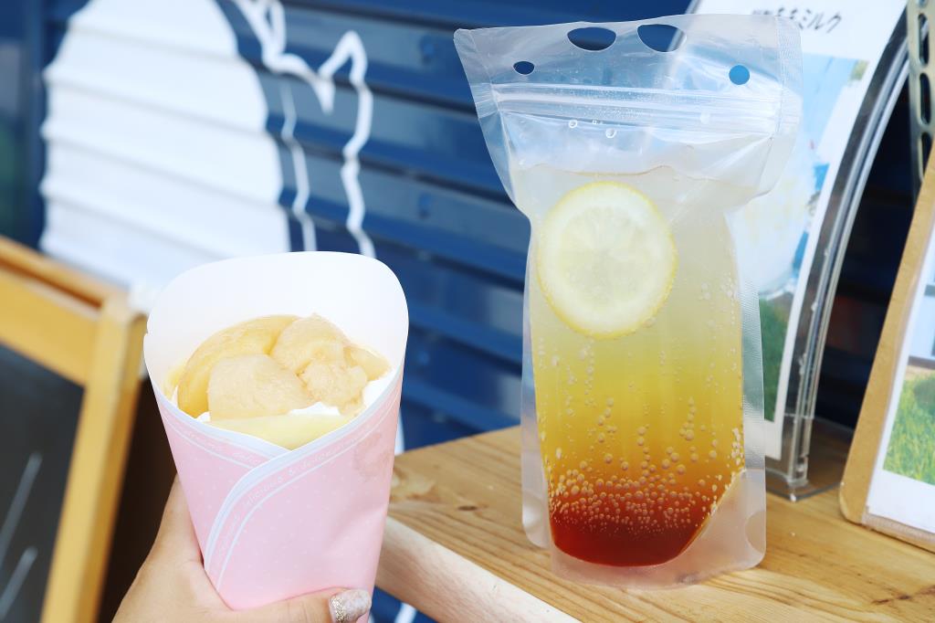 可愛いバクの青いキッチンカー「Chez BAKU」のもちもちクレープ桃農家