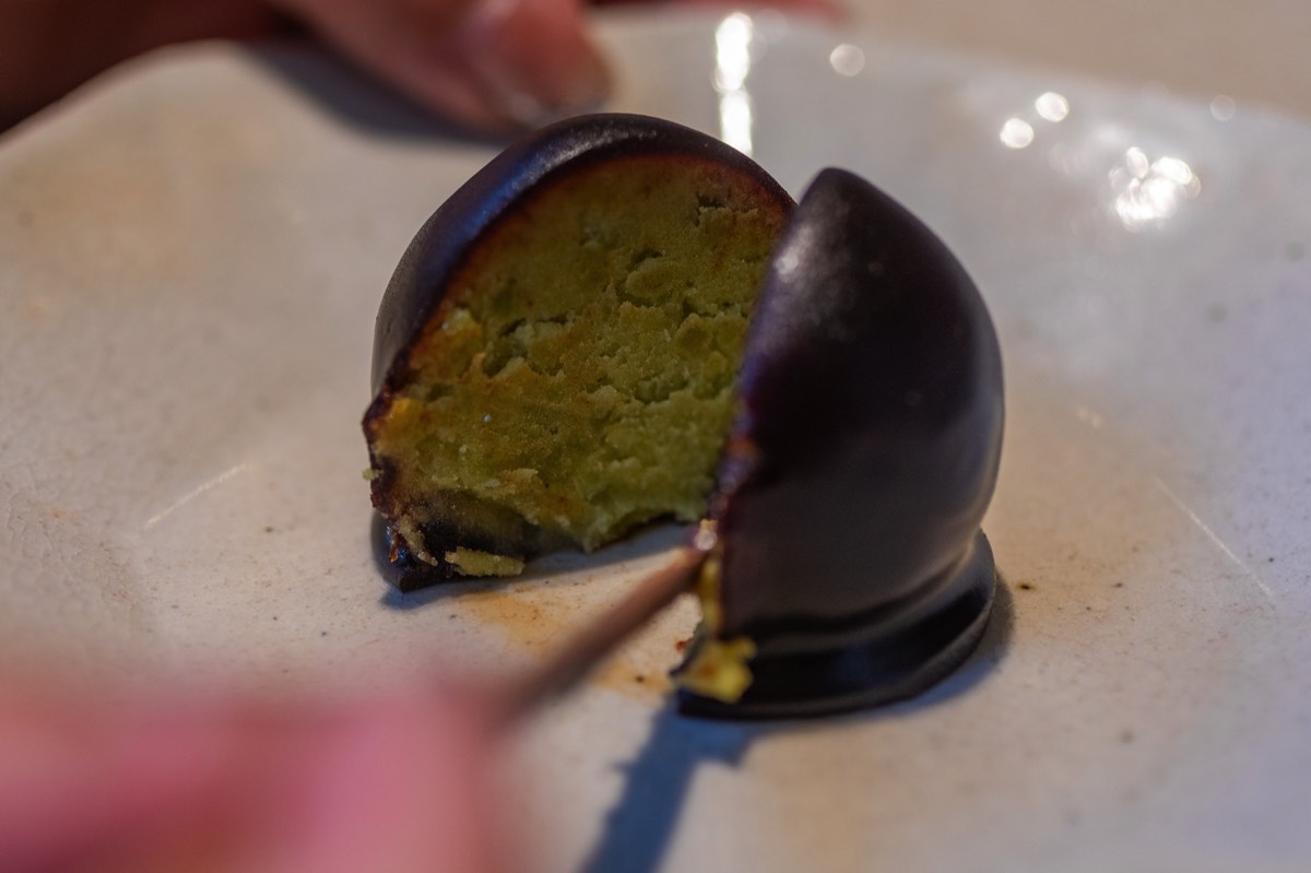 澤田屋のくろ玉～青えんどう豆の餡と黒糖羊羹の「まるい」和菓子 | PORTA
