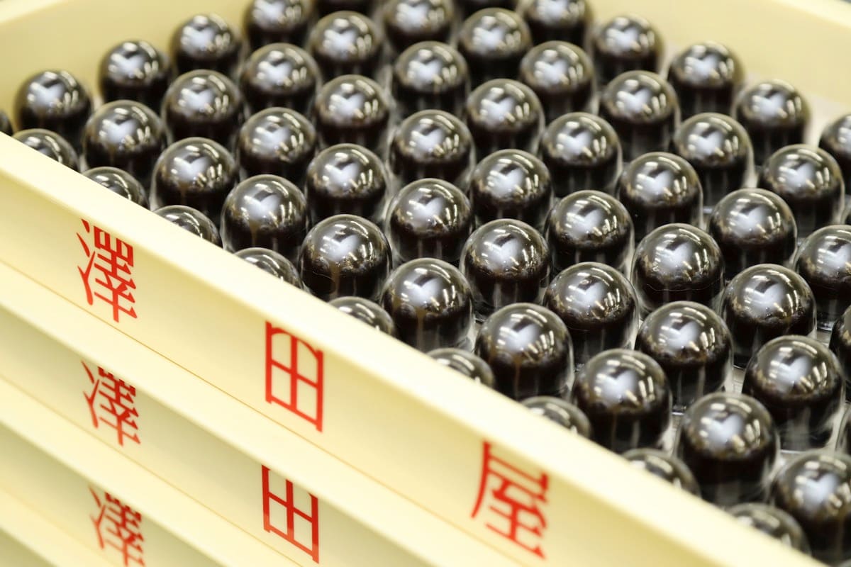 澤田屋のくろ玉～青えんどう豆の餡と黒糖羊羹の「まるい」和菓子 | PORTA