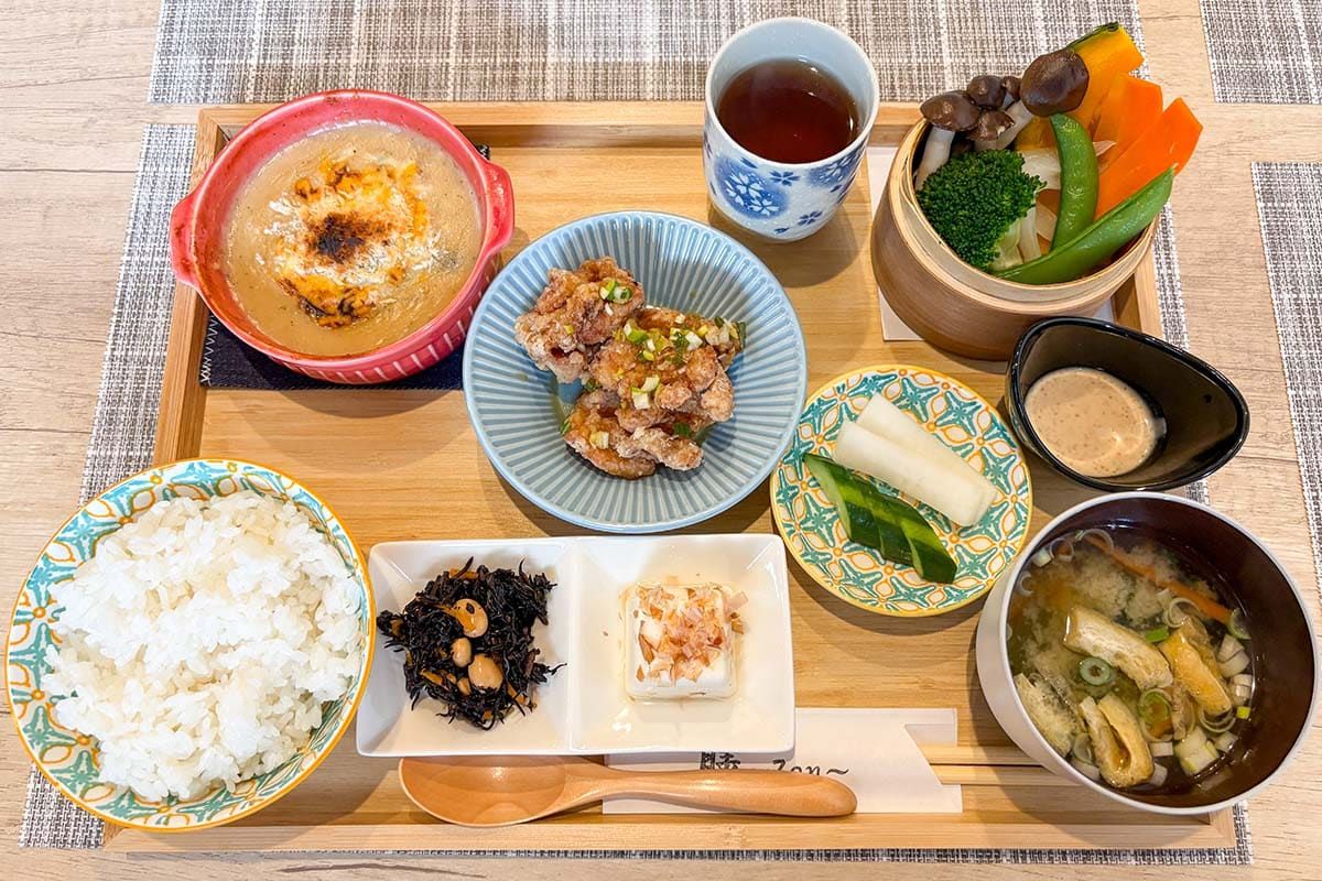 川連のお膳、五脚。　8-011 膳～zen～／富士の国やまなし観光ネット 山梨県公式観光情報